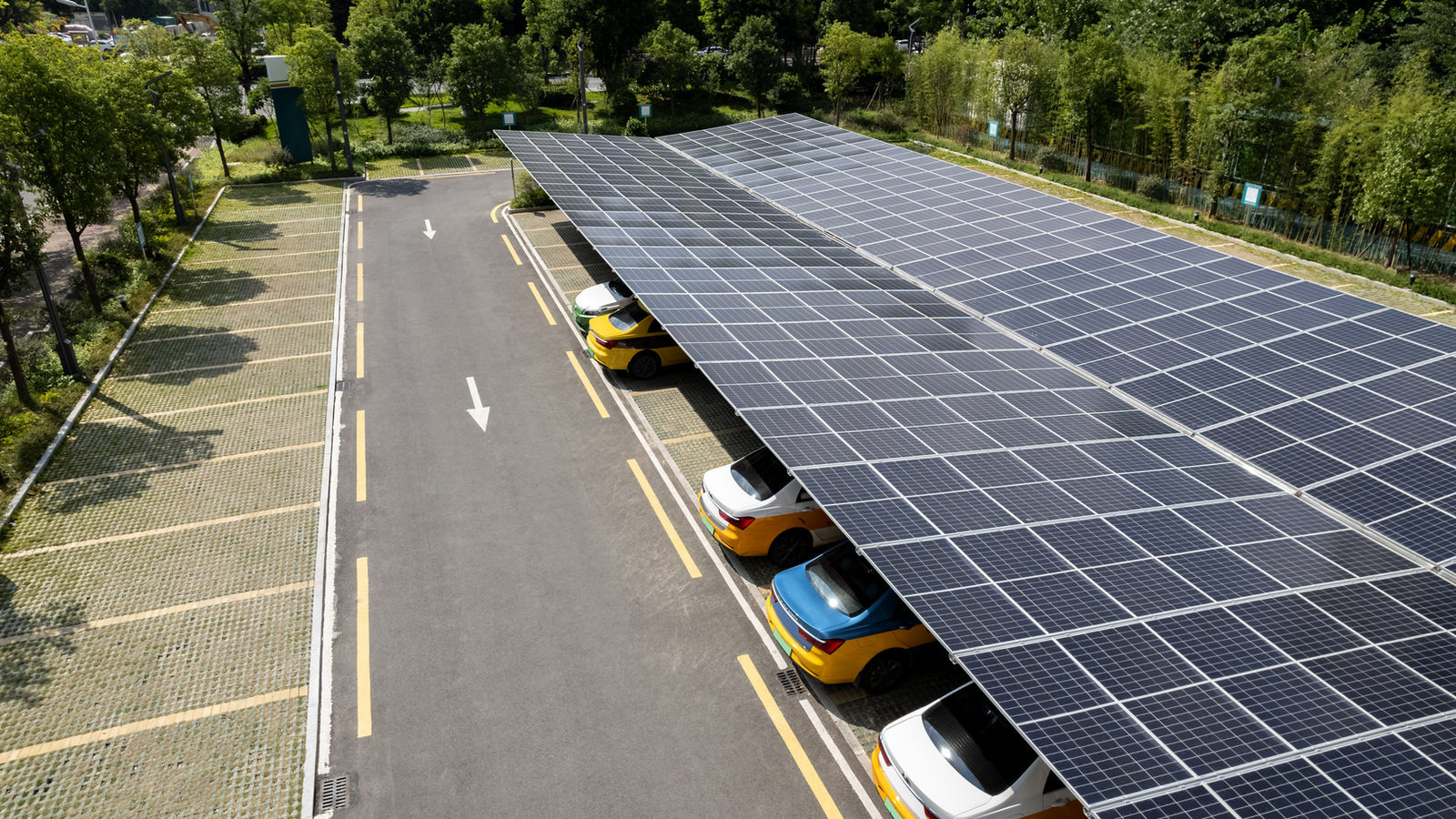 Illustration de l'article : Panneaux solaires sur parkings